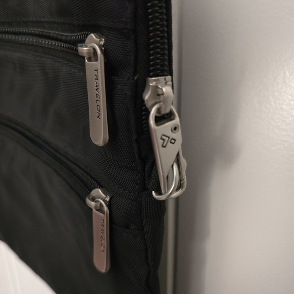 Black Travelon Anti-Theft Crossbody - New Without Tags - Picture 2 of 6